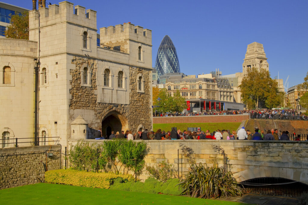 London Travel Agents: Exclusive Offers at Londondaytrip - Cobblestone Road London